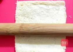 Illustration of how to make banana toast rolls 2