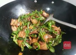 Hunan-style stir-fry Illustration of how to make pork belly 7