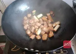 Illustration of how to make braised pork with radish and mushrooms 6