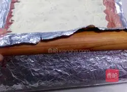 Illustration of how to make red yeast powder cream cake roll 16