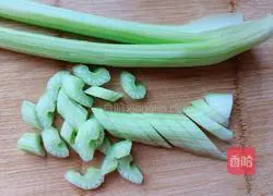 Illustration of how to stir-fry celery with lily and prawns 8