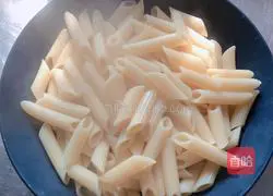 Illustration of how to make pan-fried black pepper salmon/macaroni salad 4