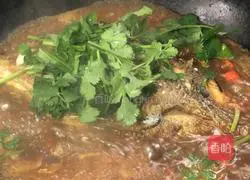 Illustration of how to cook crucian carp with coriander 10