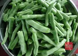 Illustration of how to make fried green beans with bacon 2