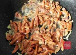 Illustration of how to stir-fry shredded pork with chives and moss 13