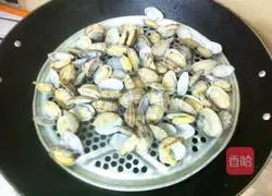 Illustration of how to stir-fry scallops with garlic 5