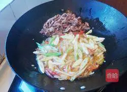 Illustration of how to make shredded beef with pickled pepper 6