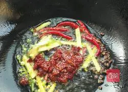 Sichuan flavor Illustration of how to cook pork ribs with potatoes 7