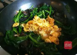 Illustration of how to make scrambled eggs with fungus, spinach and eggs on the fifteenth day of the first lunar month 11