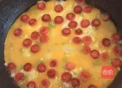 Illustration of how to make grilled sausages with fried egg buns 5