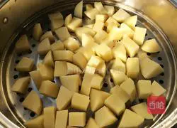 Illustration of how to cook beef with mashed potato balls 5