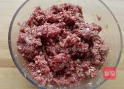 Illustration of how to make beef burgers 3