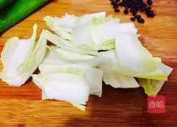 Illustration of how to make twice-cooked pork with black bean sauce and chili pepper 2