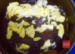 Illustration of how to make tomato sauce and egg fried rice 3