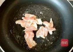 Illustration of how to make stir-fried meat with garlic sprouts and fungus 2