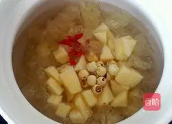 Illustration of how to make apple, tremella and lotus seed soup 4