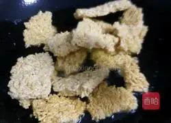 Illustration of how to make Hunan-style rice dumplings with meat covered 3