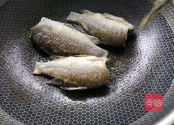 Illustration of how to make barbecue-flavored braised fish 6