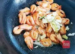 Illustration of braised prawns in oil 8