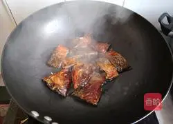 Illustration of how to make spicy stir-fried white radish and smoked dried fish 3