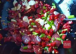 Illustration of how to make sausage and stir-fried green beans 8