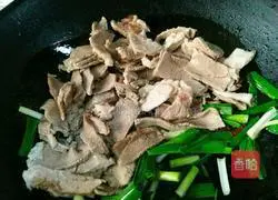 Illustration of how to make twice-cooked pork with sweet potato skin 11