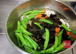 Illustration of how to make lotus pond stir-fry 4