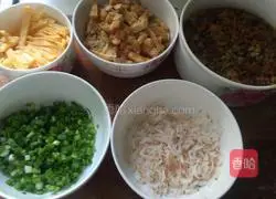 Illustration of how to make egg glutinous rice rolls 6