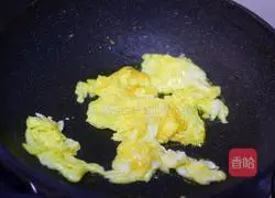 Illustration of how to make ham sausage and scrambled eggs 4