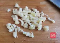 Illustration of how to stir-fry white jade mushrooms with shrimps, luffa and luffa 5