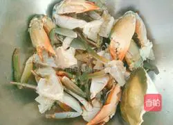 Illustration of how to make spicy crab with twist 1