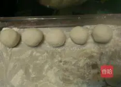 Illustration of how to make fresh meat glutinous rice balls 6
