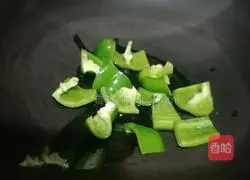 Illustration of how to make green pepper meat slices 4
