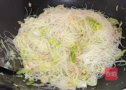Illustration of how to make stir-fried vermicelli with cabbage and eggs 11