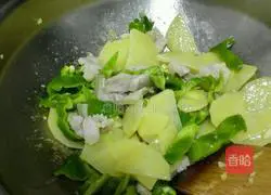  Illustration of how to cook potatoes and salt-fried meat 7