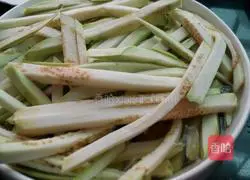 Illustration of how to stir-fry shredded eggplant in oyster sauce 2