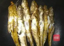 Illustration of how to make pan-fried small sea fish 2