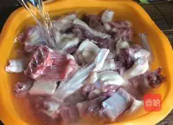 Illustration of how to make beer duck 1