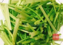 黄Illustration of how to make fried beef strips with celery 1