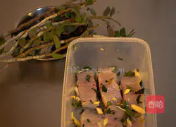 Illustration of how to cook herring with dendrobium juice 2
