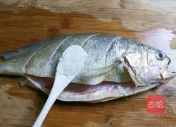 Gold Illustration of how to make silver garlic yellow croaker 2