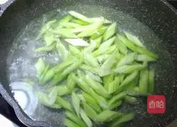 Illustration of how to stir-fry celery with lilies 6