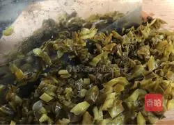 Illustration of how to stir-fry fish roe with pickled cabbage 3