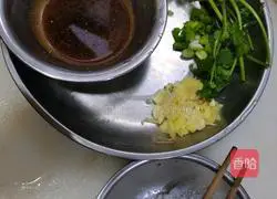 Illustration of how to cook big head shrimp (Macrobrachium) braised in spicy oil 3