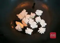 Illustration of how to make double pepper cuttlefish flowers 11