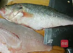 Illustration of how to make spicy boiled fish fillets 2