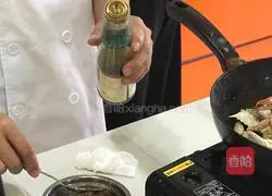 Illustration of how to make fried crabs in typhoon shelter 12