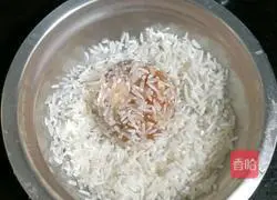 Illustration of how to make rice and quail egg steamed meatballs 6