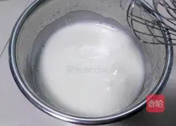 Illustration of how to make red yeast powder cream cake roll 5