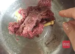 Illustration of how to make beef burgers 3